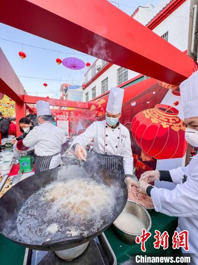 圖為“同心賀新春”兔年茅廟集廟會上的美食展銷及制作區(qū) 徐一帆 攝