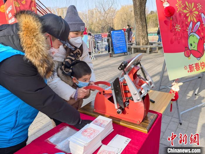 圖為小游客在北京紫竹院公園“雕版刷?！薄！”本┦泄珗@管理中心供圖