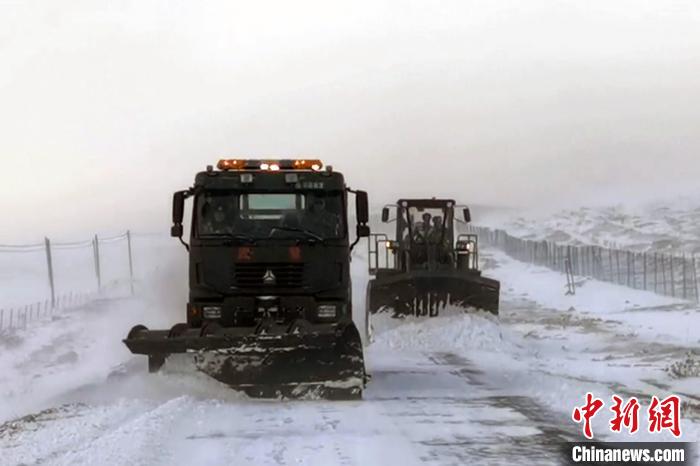 西藏阿里：春節(jié)期間，武警官兵緊急搶通冰雪災(zāi)害道路