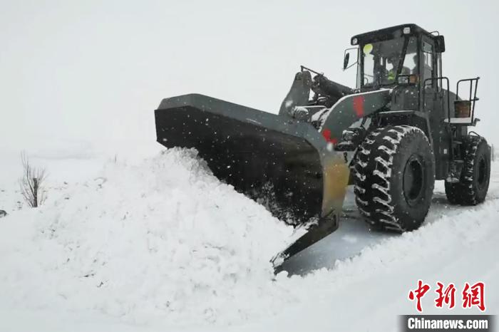 圖為清除積雪。　馮楠 攝