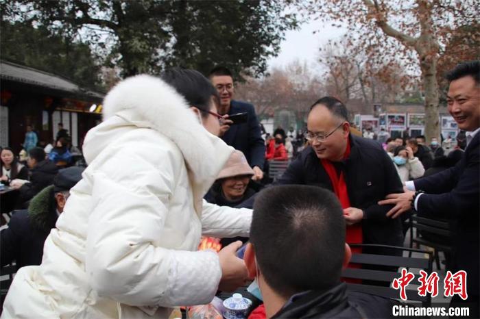 向市民及游客派發(fā)紅包，賜福送祝福。　張曉東 攝