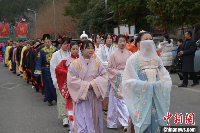 巡游隊(duì)伍以“仙女祈福”為序幕。　張曉東 攝