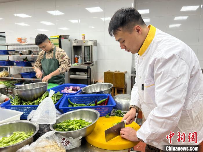 干部們在廚房切菜?！∥渚憬傟犈_州支隊供圖