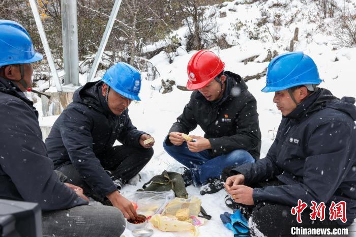 隊(duì)員們在林海雪原中吃簡易午餐。　李東淮 攝