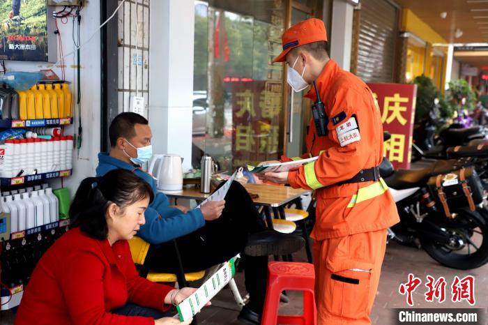 發(fā)放森林防火宣傳手冊。　司寒杰 攝