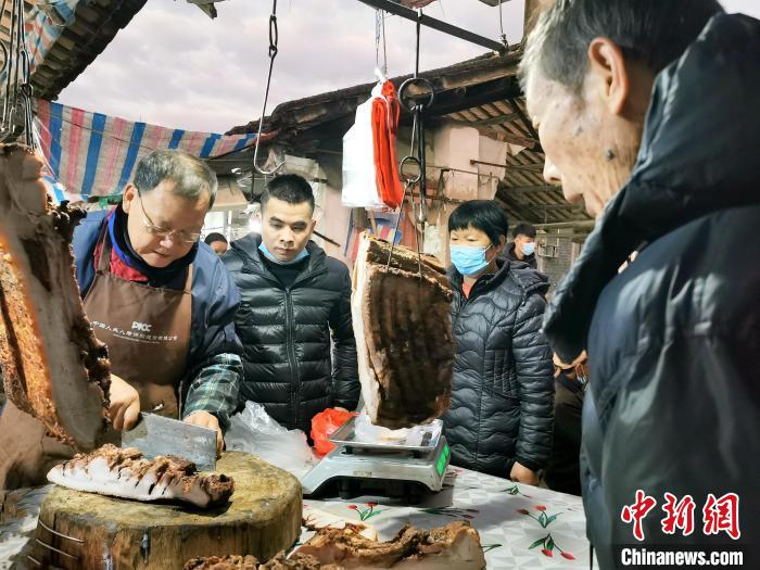 春節(jié)期間，臺(tái)山四九鎮(zhèn)五十墟老師傅黃長(zhǎng)達(dá)的燒豬攤位上客似云來(lái)，燒豬是當(dāng)?shù)厝碎_(kāi)年飯的首選食材?！±顣源?攝