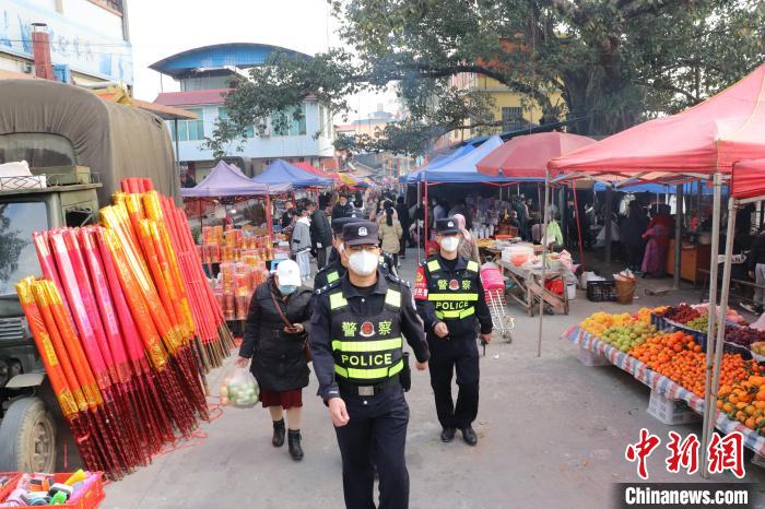 圖為民警堅(jiān)守崗位。　德宏邊境管理支隊(duì)供圖