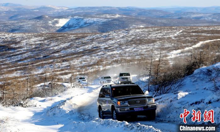 游客體驗冰雪穿越?！●T宏偉 攝