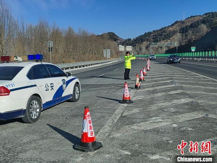 山西高速交警在滄榆高速五臺(tái)山景區(qū)收費(fèi)站主線(xiàn)路面實(shí)施車(chē)輛分流?！∩轿鞲咚俳痪?攝