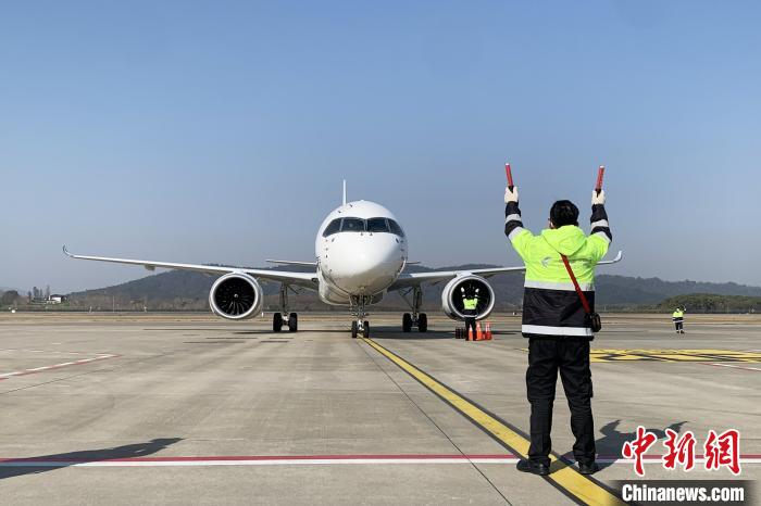 1月28日，中國東航全球首架C919國產(chǎn)大飛機(jī)執(zhí)行MU7817次航班平穩(wěn)落地南昌昌北國際機(jī)場?！|航江西分公司 供圖