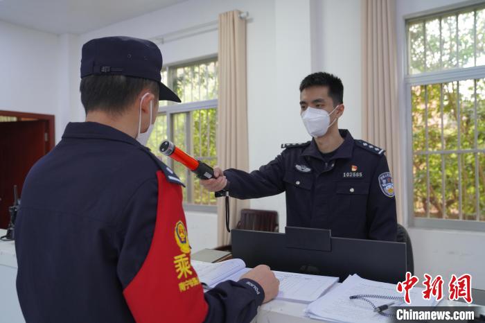 探訪南寧乘警支隊綜合調(diào)度室：方寸間守護(hù)“鋼鐵龍群”