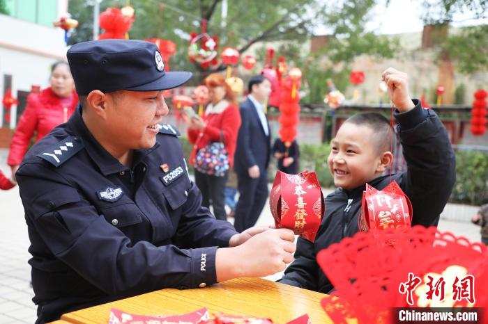 父子倆同時舉燈籠，臉上洋溢著幸福的笑容?！↑S曉君 攝