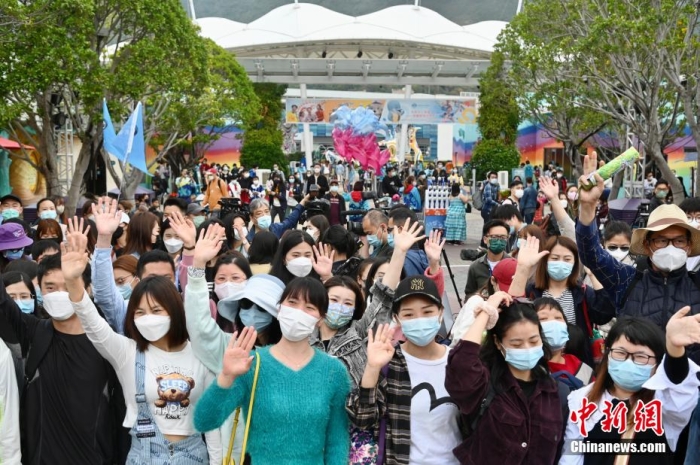 資料圖：圖為內(nèi)地旅行團(tuán)高興揮手前來香港海洋公園游玩。李志華 攝