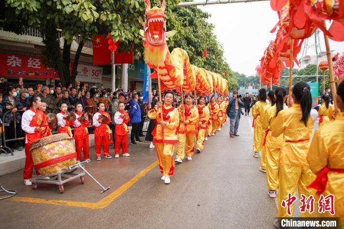 圖為民眾舞動(dòng)長(zhǎng)龍?！￡惞谘?攝