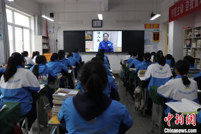 甘肅靜寧五旬農民工錄“云課堂”：用“詩詞歌賦”講給學生聽