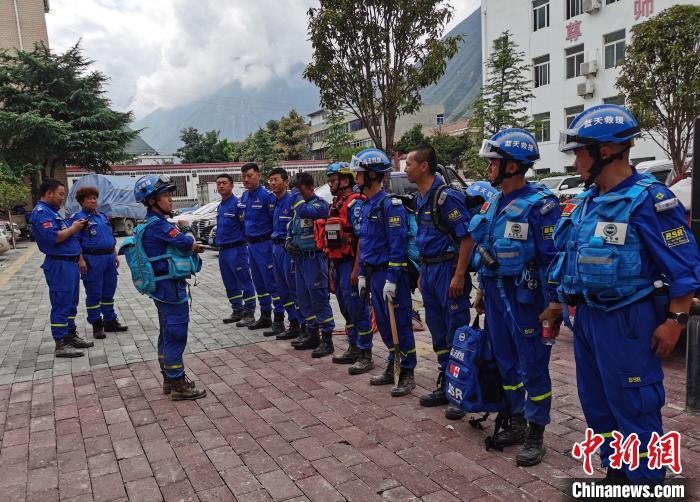 圖為2020年8月隴南文縣暴洪泥石流發(fā)生后，曹磊帶隊(duì)準(zhǔn)備前往舍書鄉(xiāng)勘查受災(zāi)情況。(資料圖) 受訪者供圖