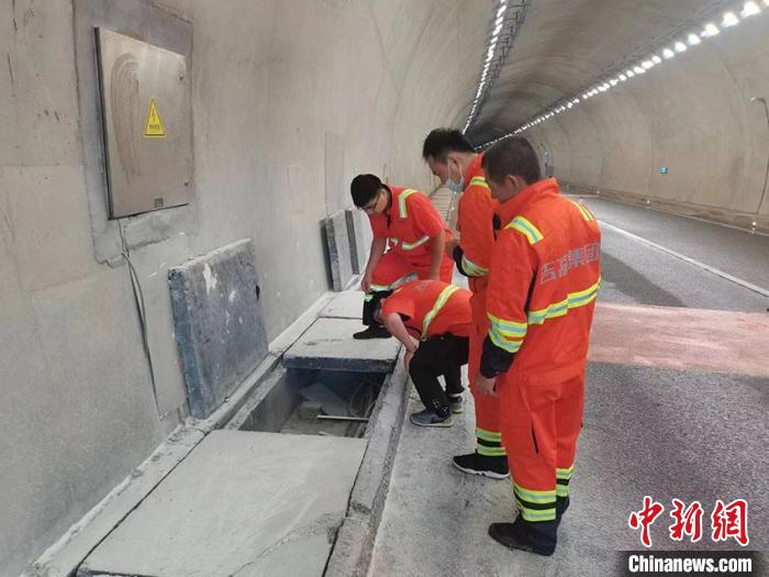 吉林高速的護(hù)路“女神”：爬橋翻欄穿隧道是“家常便飯”