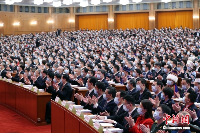 3月5日，十四屆全國(guó)人大一次會(huì)議在北京人民大會(huì)堂開幕。中新社記者 盛佳鵬 攝