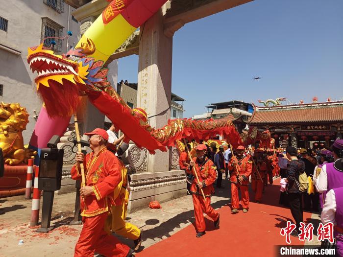 現(xiàn)場舉行盛大的龍藝陣、獅陣、鼓樂陣等踩街活動(dòng)?！×握涿?攝