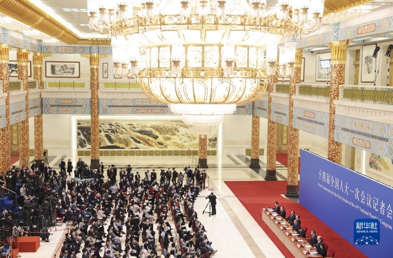 3月13日，十四屆全國人大一次會議在北京人民大會堂舉行記者會，國務(wù)院總理李強應(yīng)大會發(fā)言人王超的邀請出席記者會，并回答中外記者提問。國務(wù)院副總理丁薛祥、何立峰、張國清、劉國中參加。新華社記者 劉彬 攝