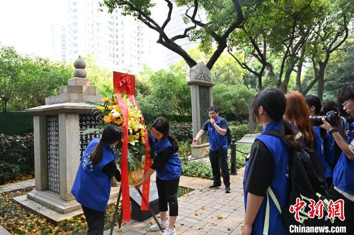 市民向黃花崗公園喻培倫墓獻(xiàn)上鮮花 陳楚紅 攝