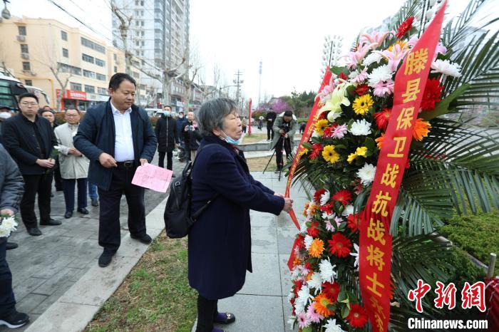 王銘章將軍兒媳白光蓮女士整理花籃緞帶?！≤囄募?攝