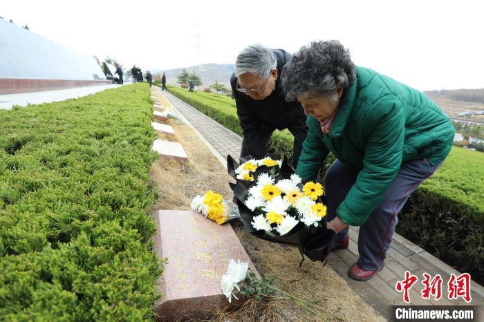 參戰(zhàn)將士后人紛紛手捧鮮花，分別進行祭奠憑吊?！￡悵?攝