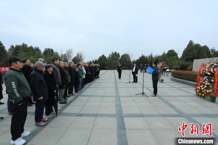 參加活動人員前往滕州市烈士陵園舉行祭奠活動，并宣讀《紀念滕縣保衛(wèi)戰(zhàn)85周年祭文》?！≤囄募?攝