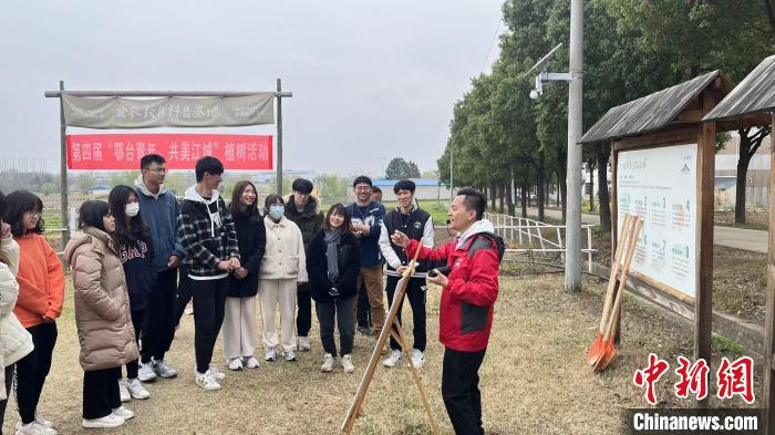 圖為第四屆“鄂臺(tái)青年，共美江城”植樹活動(dòng)3月19日在武漢舉行 武一力 攝