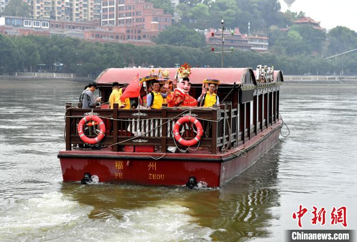 兩岸青年從福州市臺(tái)江區(qū)三通橋頭出發(fā)，乘坐閩江福船，賜福兩岸?！蚊?攝