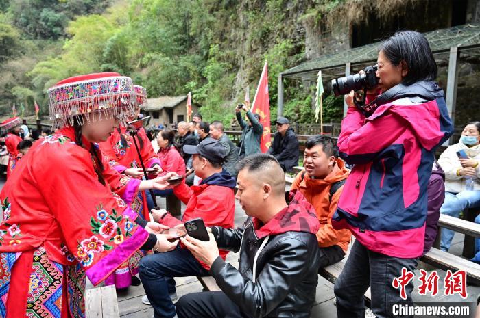 湖北宜昌三峽人家景區(qū)，土家族特色的“婚禮”讓游客身臨其境感受土家“哭嫁”習俗 劉康 攝