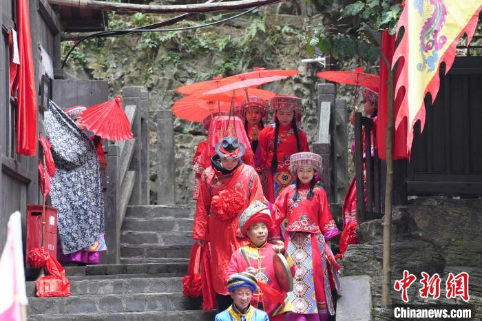 宜昌三峽人家景區(qū)內，土家族特色的“婚禮”正在進行 董曉斌 攝