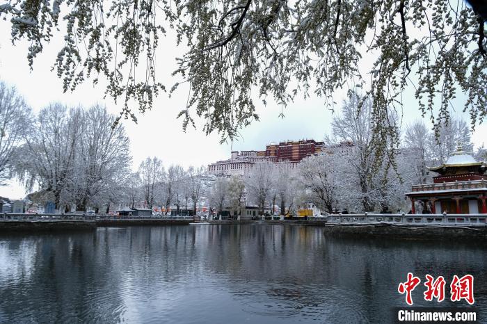 3月30日，春雪與布達拉宮。　江飛波 攝