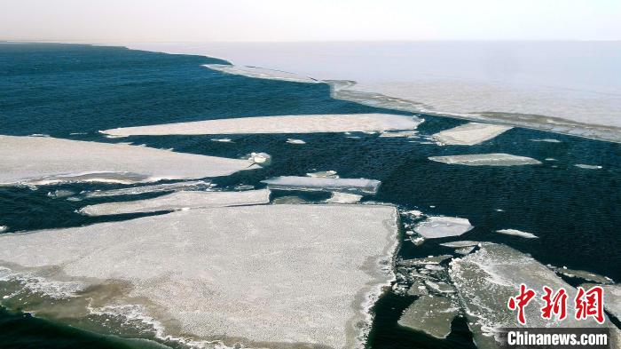 圖為青海湖冰封湖面解凍?！埵纻?攝