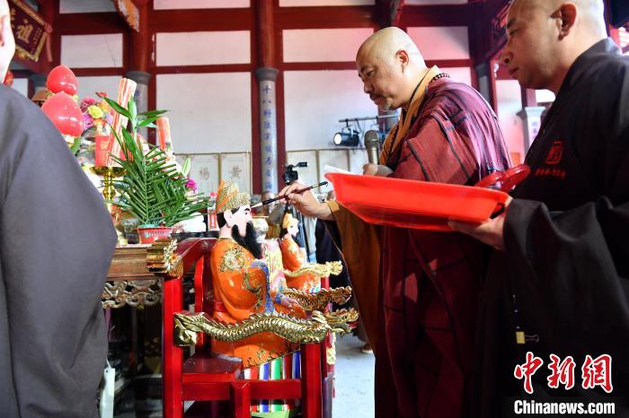 圖為雪峰崇圣禪寺住持傳觀法師(右二)為閩王金身開光?！蚊?攝