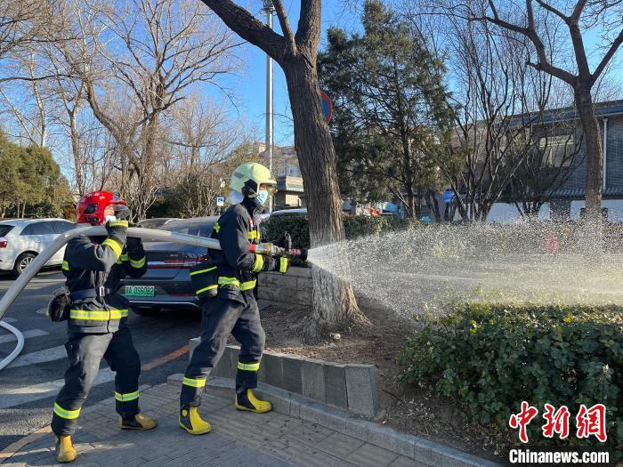 近日，北京東城消防組織轄區(qū)消防救援站積極開(kāi)展楊柳絮清理濕化工作?！”本〇|城消防供圖