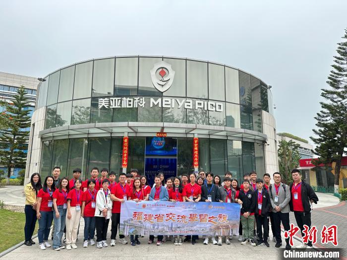 4月10日至12日，首場“港澳青年看祖國”福建行主題活動在廈門舉辦。圖為香港青年參觀廈門企業(yè)。　福建省青年聯(lián)合會供圖