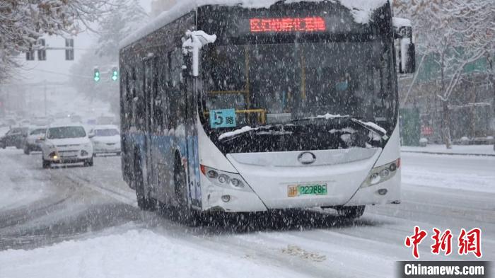 路面濕滑，車輛行駛緩慢?！√锒?攝