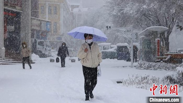 阿勒泰市民冒雪出行?！「逗茤| 攝