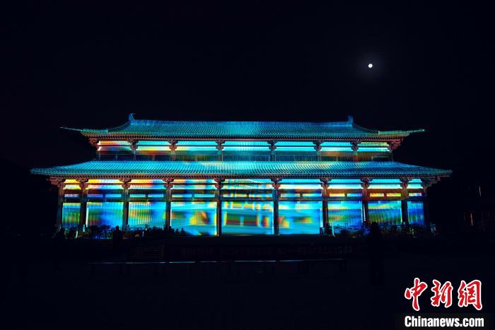 新和縣唐安西都護(hù)府文化園夜景?！⌒潞涂h唐安西都護(hù)府文化園提供