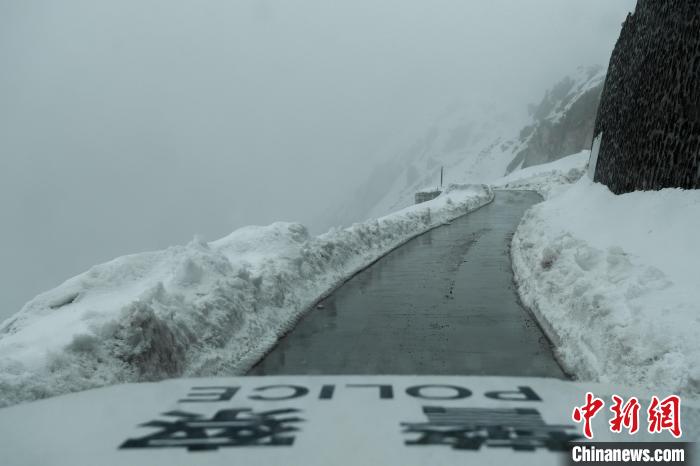 4月9日，西藏洛扎縣海拔4800多米切公拉山大雪，畫面左側(cè)便是懸崖?！〗w波 攝