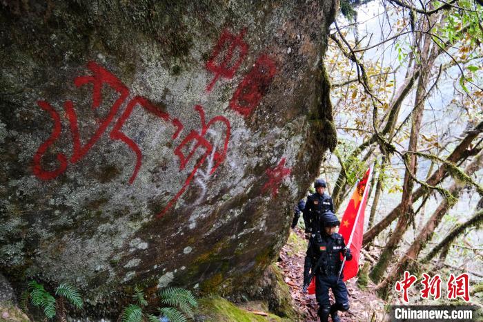 4月9日，拉郊邊境派出所移民管理警察在邊境地區(qū)進(jìn)行戍邊巡邏。　江飛波 攝