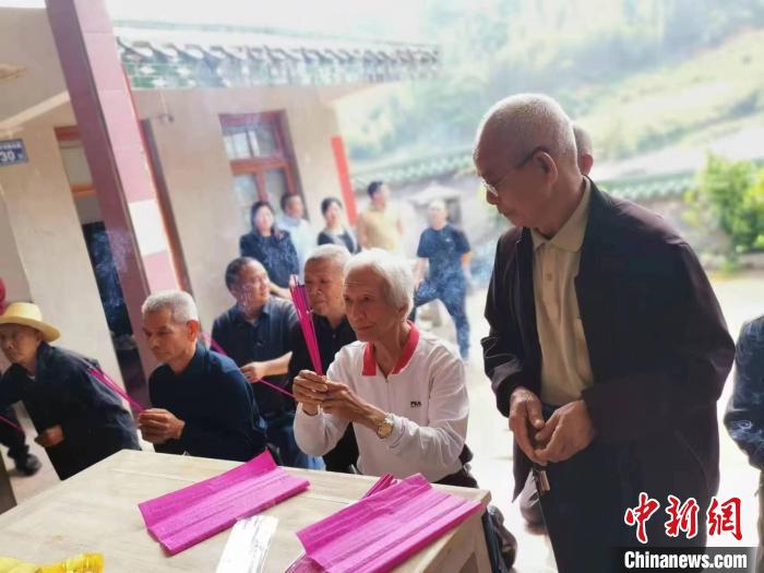 77歲臺(tái)胞登陸祭祖，“暌違三年多，我終于回來了?！? style=