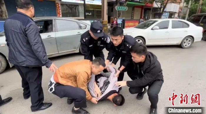 圖為警方抓獲犯罪嫌疑人?！≠F州警方供圖