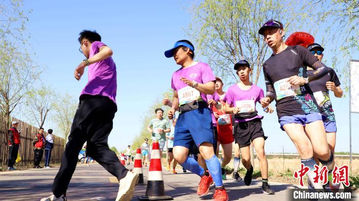 圖為4月16日，河北省香河縣蔣辛屯鎮(zhèn)第二屆“鄉(xiāng)約潮白”半程馬拉松比賽瞬間。　朱鈺爽 攝