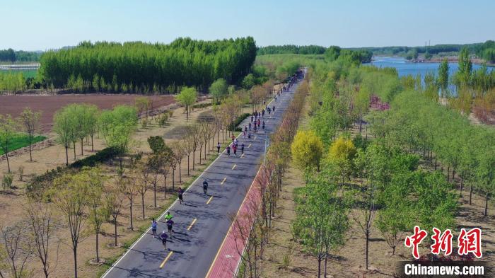 圖為4月16日，香河縣蔣辛屯鎮(zhèn)濱河綠道賽道現(xiàn)場。(無人機照片) 朱鈺爽 攝