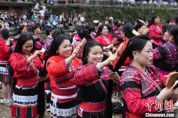 廣西龍勝：“最長(zhǎng)的梳發(fā)長(zhǎng)鏈”吉尼斯世界紀(jì)錄挑戰(zhàn)成功