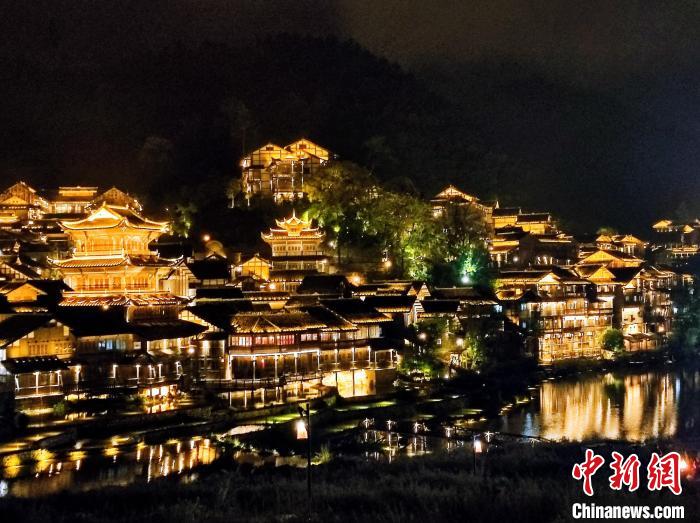 貴州烏江寨國(guó)旅際游度假區(qū)夜景。　劉美伶 攝