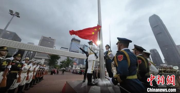 5月1日，駐港部隊香港島中區(qū)軍用碼頭組織升國旗儀式。　駐港部隊公眾號視頻截圖 攝