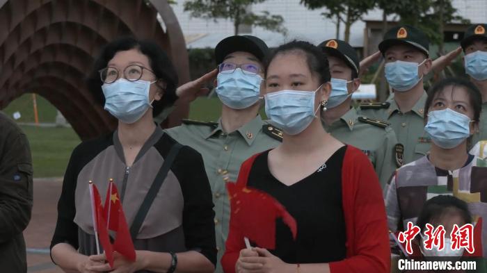 5月1日，駐港部隊香港島中區(qū)軍用碼頭組織升國旗儀式，首次邀請來隊親屬和官兵代表一起參加。　駐港部隊公眾號視頻截圖 攝